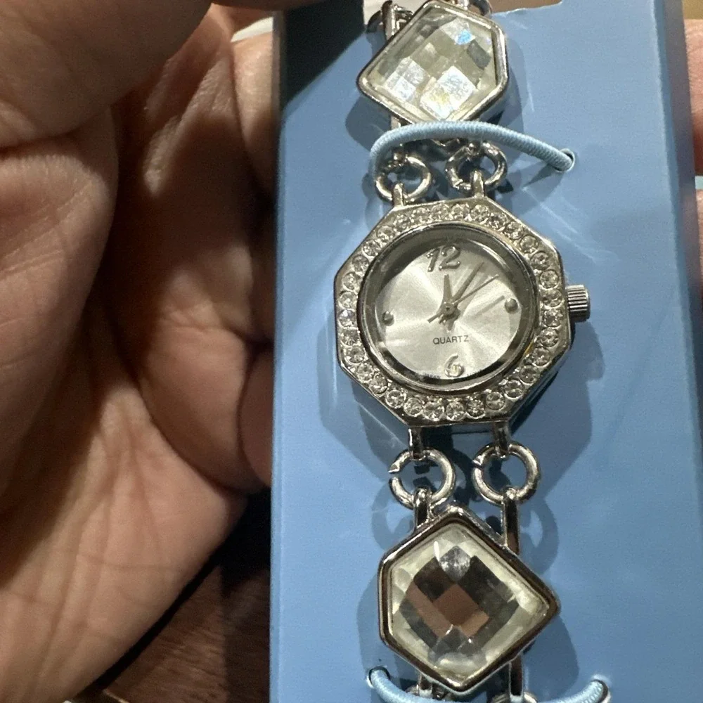 Working VTG Avon Antiqued Silver Tone Crystal Bracelet Quartz Ladies Watch W Box